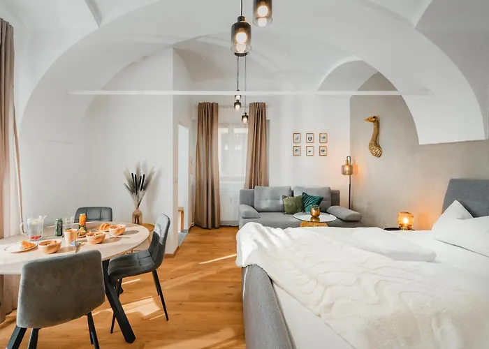 Noor - Golden Mood Or Cinema Luxe غراتس